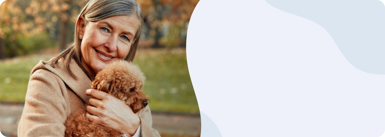 Mujer de mediana edad con su perro